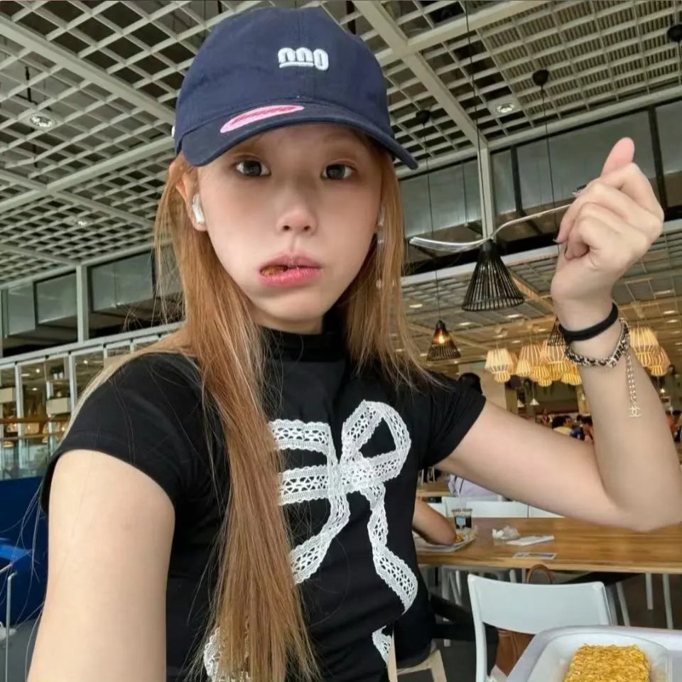 葡萄架下的女神